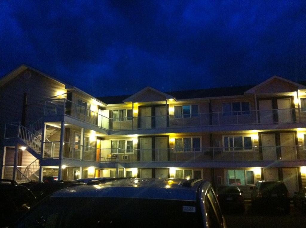 Raccoon Lodge Motel Sylvan Lake Buitenkant foto