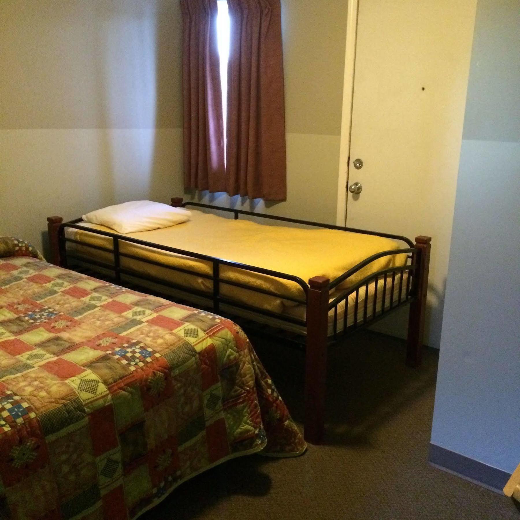 Raccoon Lodge Motel Sylvan Lake Buitenkant foto